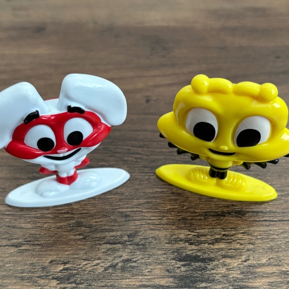 2 General Mills Cereal Squad Toy Figure BUZZ the Honey Bee CHEERIOS TRIX Rabbit - Picture 8 of 8